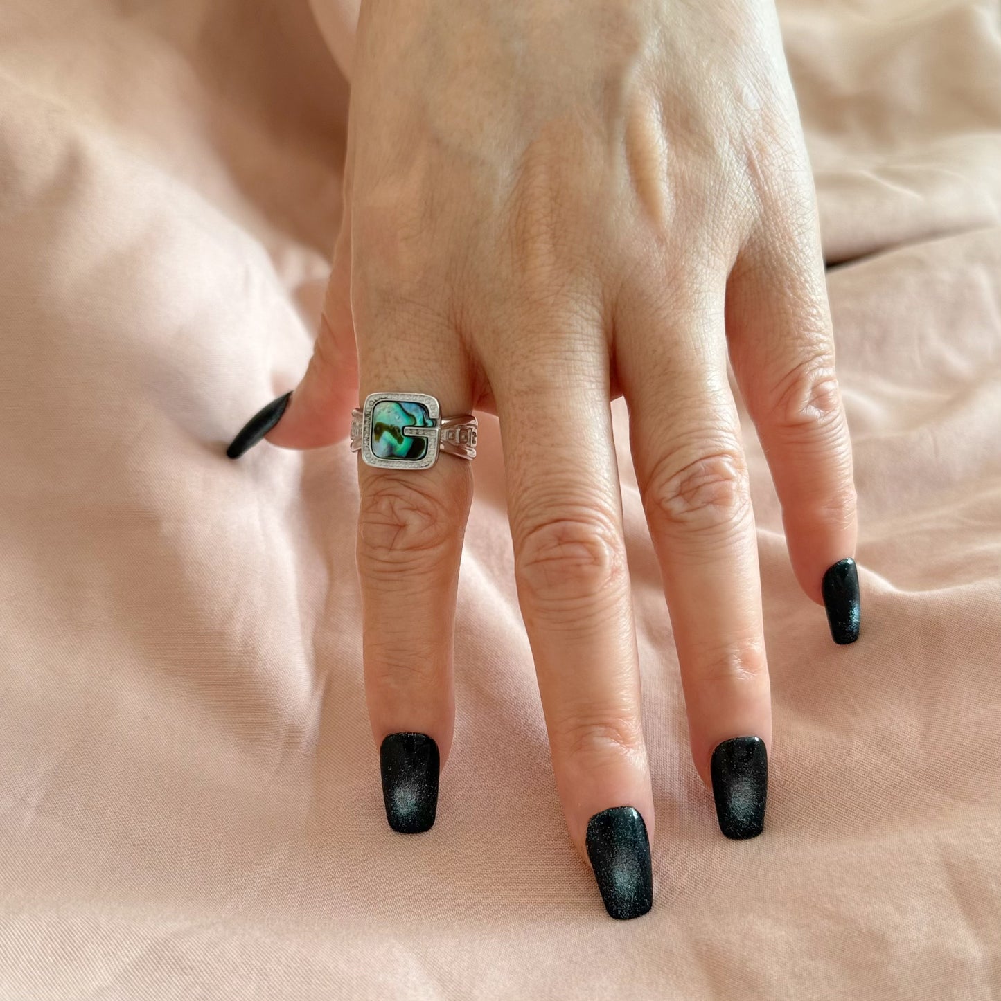 Anello di abalone con lettera G in argento