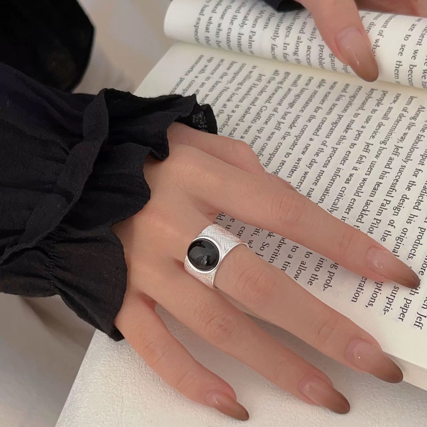 Anello ovale con onice nero in argento