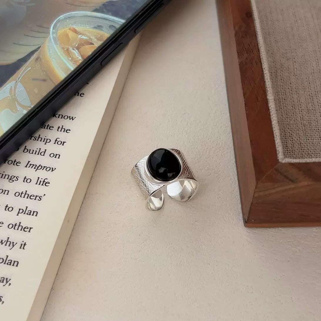 Anello ovale con onice nero in argento