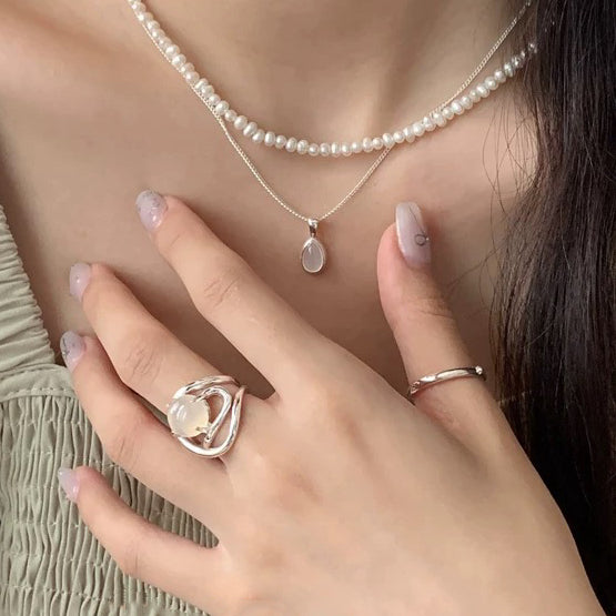 Anello con pietra naturale di giada bianca in argento