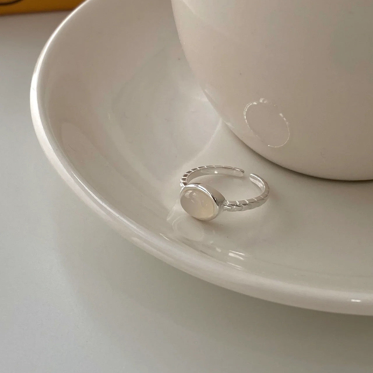 Anello con calcedonio bianco in argento