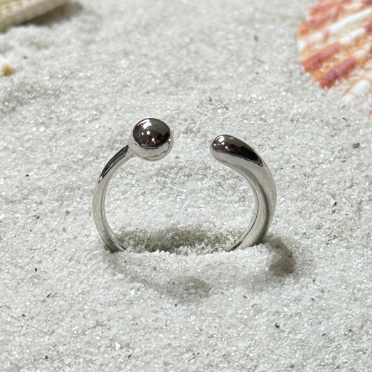 Anello con design minimalista in argento