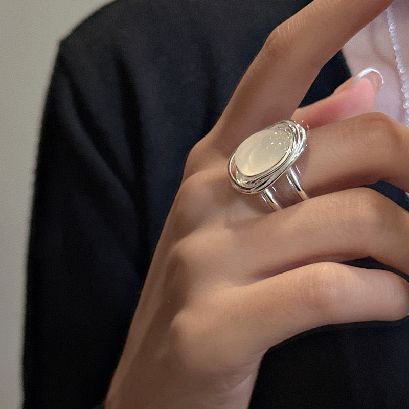 Anello con agata bianca in argento