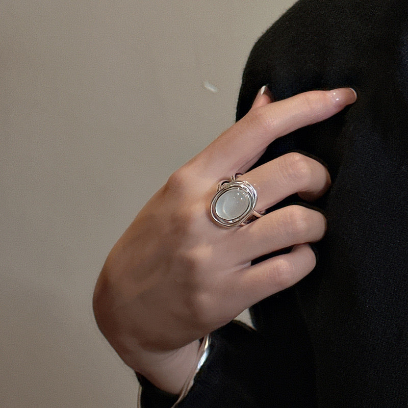Anello con agata bianca in argento